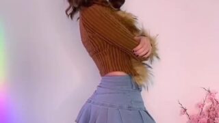 AngelMelly Onlyfans video showing off her big butt hot trending